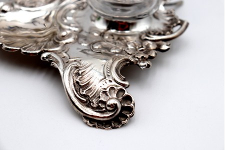 Tinteiro com estrutura em prata com catela para monograma, recortes e relevos