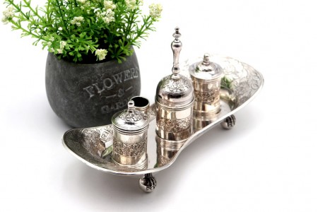 Tinteiro de prata com dois depósitos com motivos florais gravados e campainha.