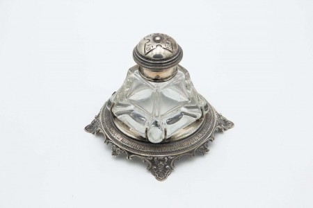 Tinteiro de prata de base circular com frisos e recortes