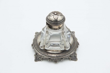 Tinteiro de prata de base circular com frisos e recortes