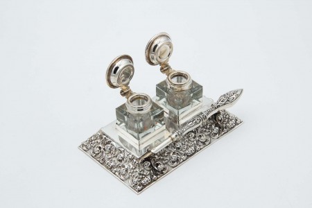  Tinteiro de prata relevada com caneta de aparo