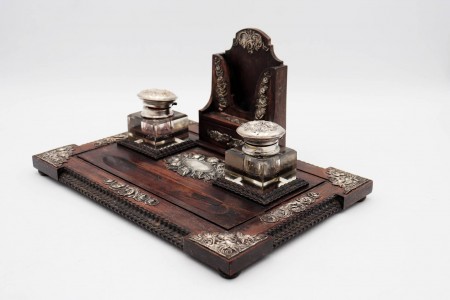 Tinteiro em madeira com tremidos de pau santo e aplicações em prata.