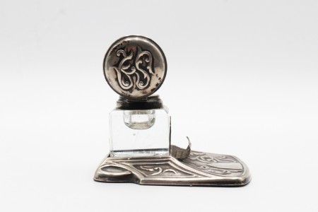 Tinteiro com base em prata relevada, porta penas e depósito em vidro com tampa em alto relevo