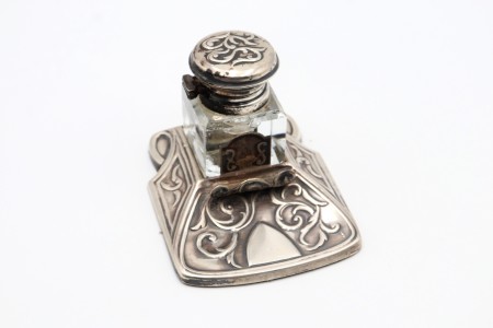 Tinteiro com base em prata relevada, porta penas e depósito em vidro com tampa em alto relevo