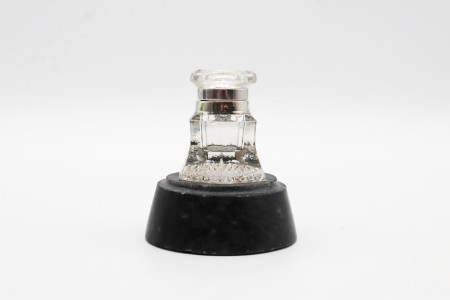 Tinteiro em vidro com aplicação de prata e tampa basculante