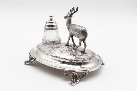 Tinteiro de prata com escultura de rena em vulto perfeito e depósito de vidro