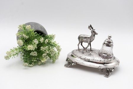 Tinteiro de prata com escultura de rena em vulto perfeito e depósito de vidro