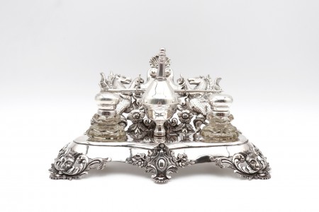 Tinteiro em prata profusamente relevada e encimada com escultura de dragões