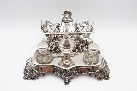 Tinteiro em prata profusamente relevada e encimada com escultura de dragões