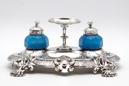 Tinteiro em prata com gravados vegetalistas na base e depósitos de vidro azul 