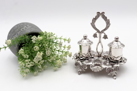 Tinteiro em prata ricamente detalhado com dois depósitos e motivos vegetalistas