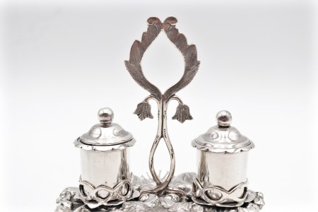 Tinteiro em prata ricamente detalhado com dois depósitos e motivos vegetalistas
