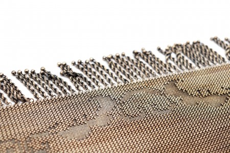 Naperon em malha de prata com padrões geométricos e cadilhes suspensos articulad