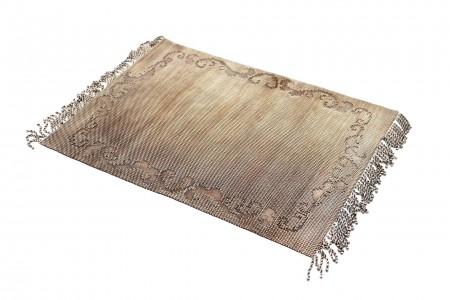 Naperon em malha de prata com padrões geométricos e cadilhes suspensos articulad