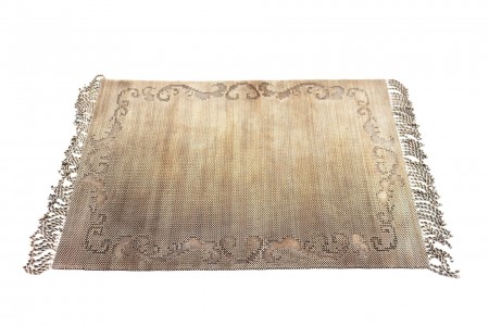 Naperon em malha de prata com padrões geométricos e cadilhes suspensos articulad