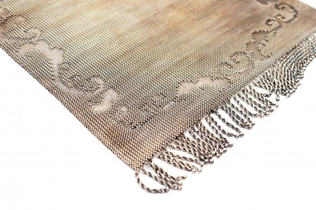 Naperon em malha de prata com padrões geométricos e cadilhes suspensos articulad