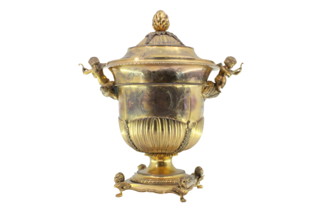 Urna com tampa  em prata dourada com caneluras, motivos vetelatistas gravados, anjos tocando e assentes sobre conchas relevadas