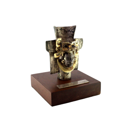 Urna zapoteca em prata com aplicações e figura assente em base de madeira com monograma, ao estilo pré colombiano.