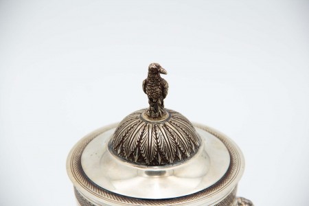 Urna de prata assente em três pés alteados