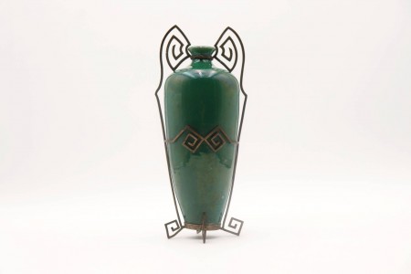 Jarra de cerâmica verde em forma de ânfora e estrutura em prata com enrolamentos.