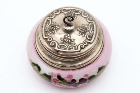  Compoteira de vidro pintado à mão com tampa de prata amovível adornada com motivos florais e pomo recortado.