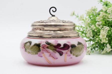  Compoteira de vidro pintado à mão com tampa de prata amovível adornada com motivos florais e pomo recortado.