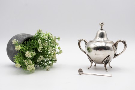 Açucareiro bojudo em prata com pomo na tampa e duas asas fixas