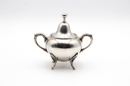 Açucareiro bojudo em prata com pomo na tampa e duas asas fixas