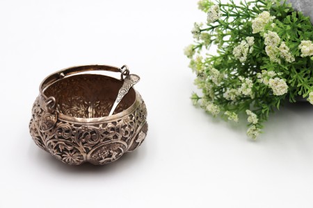 Açucareiro de prata com motivos da flora e da fauna em alto relevo