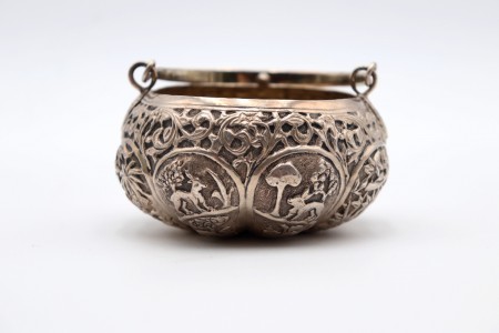 Açucareiro de prata com motivos da flora e da fauna em alto relevo