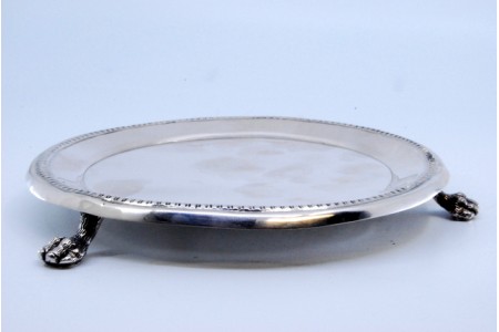 Bandeja/bilheteira em prata com o fundo liso e friso relevado na envolvência com três pês em forma de garras