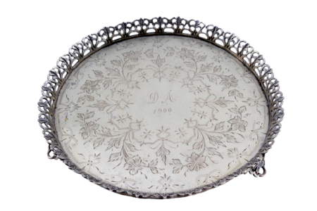 Bilheteira em prata com gradinha e centro gravado com motivos florais, assente em três pés.