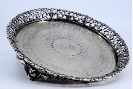 Bandeja/bilheteira de prata com gradinha fundo guilhochado com friso grego envolvendo cartela para monograma e assente sobre três pés