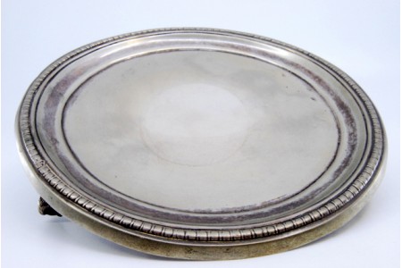 Bandeja/Bilheteira de prata com fundo liso e rebordada com frisos e assente sobre três em forma de garras.