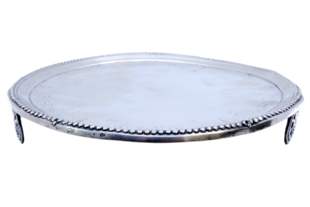 Bandeja em prata com gravados, rebordo perlado e assente sobre três pés em forma de rodas.