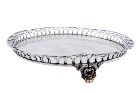 Bandeja/bilheteira em prata com gradinha com o fundo liso e assente sobre três pés relevados.