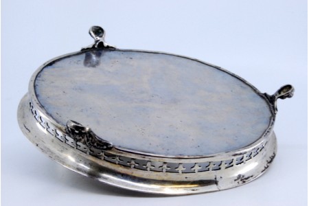 Bandeja/bilheteira com gradinha, fundo liso, rebordo com motivos florais e assente sobre três pés em forma de garras