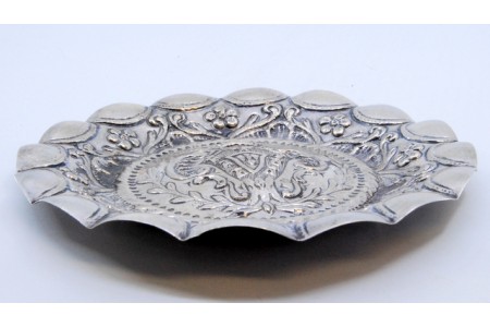 Cinzeiro em prata com motivos florais em relevo e armas de Portugal.