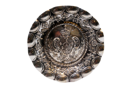 Cinzeiro em prata com motivos florais em relevo e armas de Portugal.