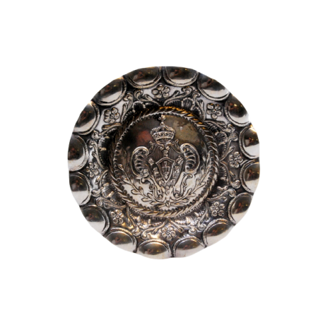 Cinzeiro em prata com motivos florais em relevo e armas de Portugal.