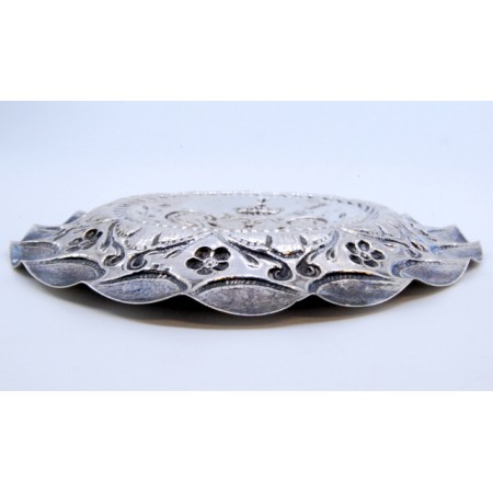 Cinzeiro em prata com motivos florais em relevo e armas de Portugal.