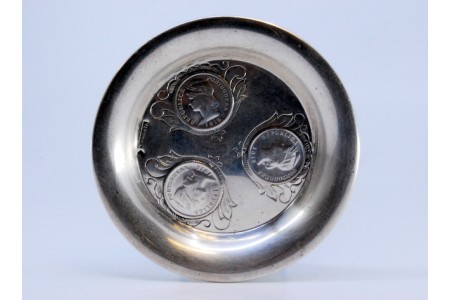 Aneleira em prata com gravados e três moedas da implantação da República