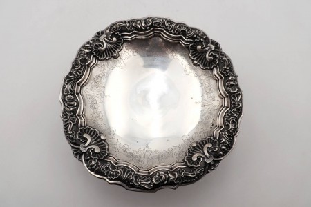 Bandejas de prata com motivos vegetalistas de alto relevo e base de pé alto com gravuras