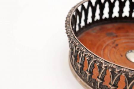 Base para copos em prata com arcos e colunas e centro em madeira