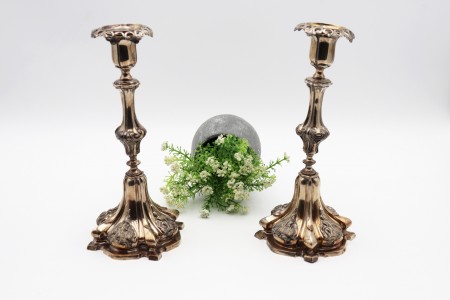 Castiçais em prata com fuste relevado e arandelas recortadas