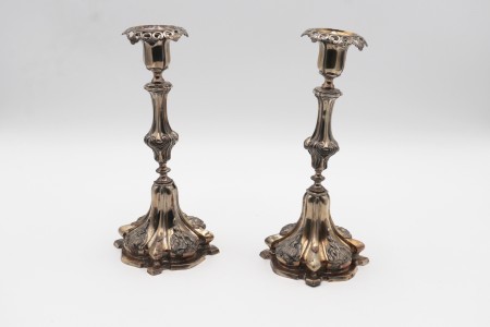 Castiçais em prata com fuste relevado e arandelas recortadas