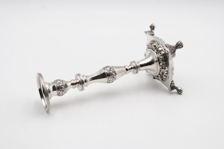  Castiçais em prata com fustes torneados, arandelas guilhochadas