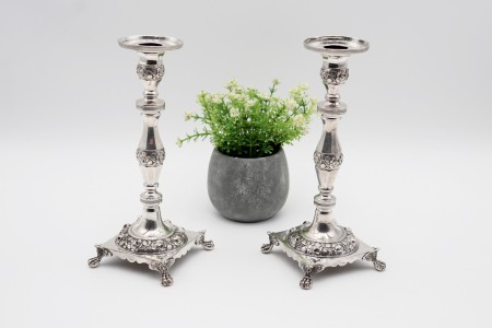  Castiçais em prata com fustes torneados, arandelas guilhochadas