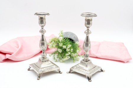 Castiçais em prata com fustes torneados, gravados vegetalistas nos fustes e nas 