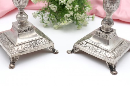 Castiçais em prata com fustes torneados, gravados vegetalistas nos fustes e nas 